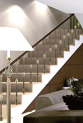 古（gǔ）銅立（lì）柱